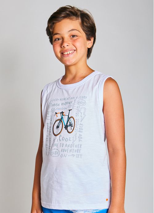 Regata Infantil Menino Estampa Bike Adventure – Tam. 10 a 16 anos – Branco