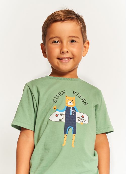 Camiseta Infantil Menino Estampa Tirando Onda – Tam. 1 a 12 anos – Oliva
