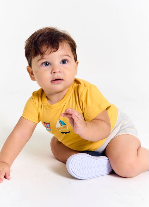 Pimpão Infantil Bebê Menino Estampa Meu Pequeno Marinheiro – Tam. 3 a 12 meses – Mostarda, Azul, Branca e Off White